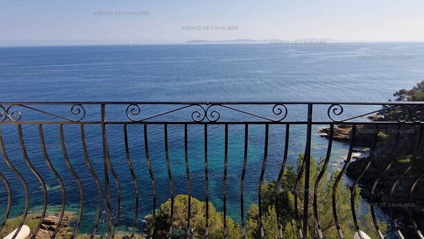 A balcony with a view of the sea and distant land. - Renovated 2-bedroom apartment with air conditioning, wifi, and parking in Cavalaire-sur-Mer (Cavalaire-sur-Mer)
