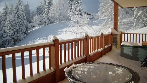 Property grounds - Cozy Apartment for 6 with Pool, Balcony, and Private Parking in Crest-Voland (Crest-Voland)
