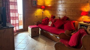 TV - Cozy Apartment for 6 with Pool, Balcony, and Private Parking in Crest-Voland (Crest-Voland)