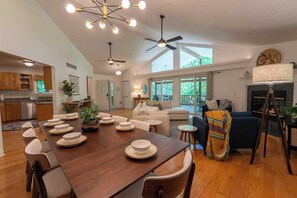 Smart TV, fireplace, offices - Lush Oasis near Lake Michigan (Fennville)