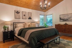 3 bedrooms, desk, iron/ironing board, travel crib