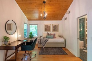 3 bedrooms, desk, iron/ironing board, travel crib - Lush Oasis near Lake Michigan (Fennville)