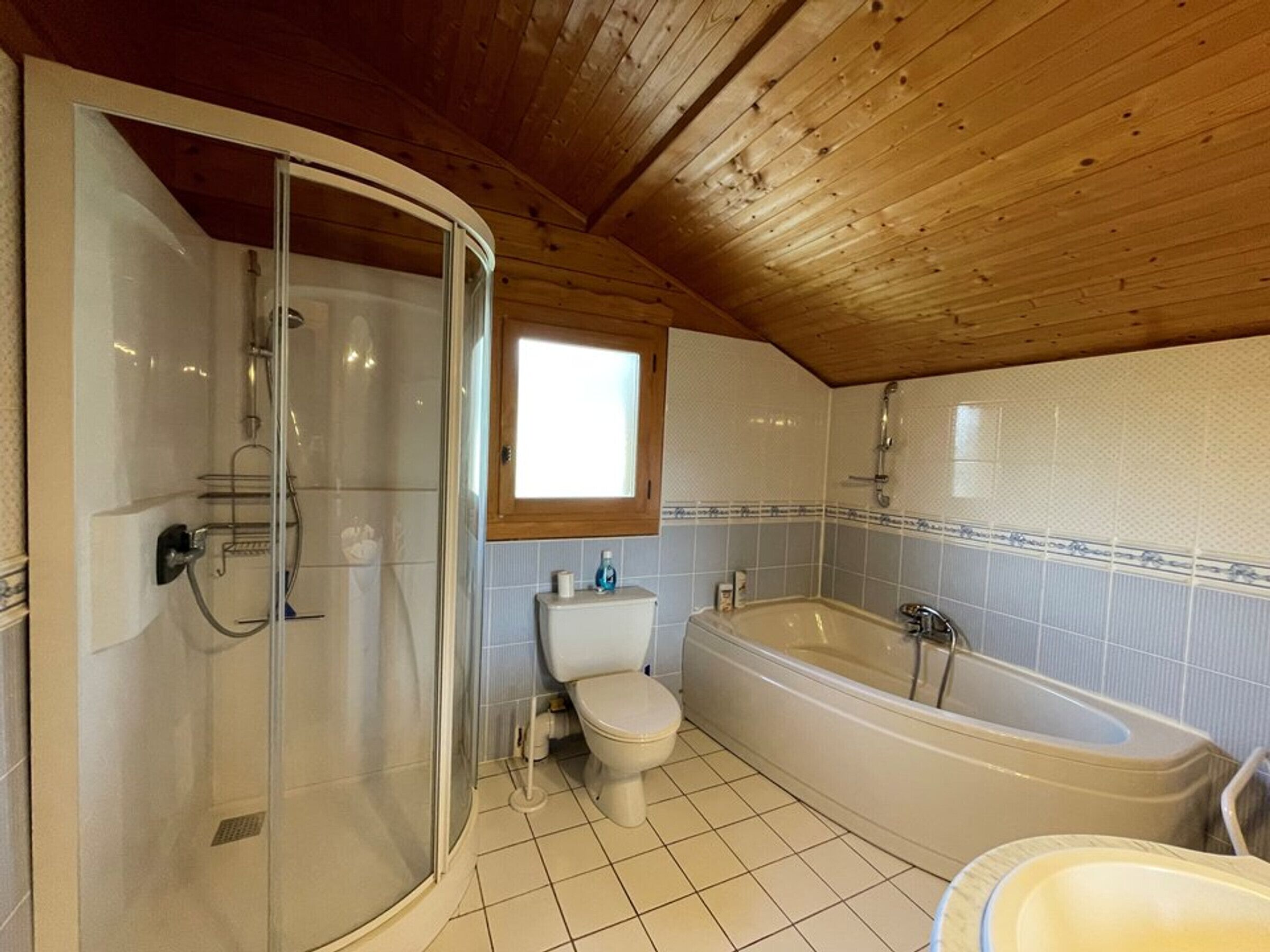 Ein Badezimmer mit Dusche, Toilette und Badewanne.