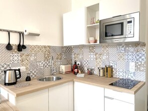 Frigorífic, microones, forn i placa de cuina