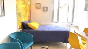 Escritorio, tabla de planchar con plancha, cuna de viaje y wifi gratis