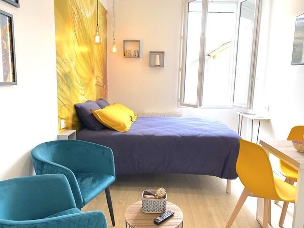 Escriptori, planxa i posts de planxar i un bressol de viatge