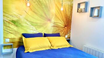 Escritorio, tabla de planchar con plancha, cuna de viaje y wifi gratis