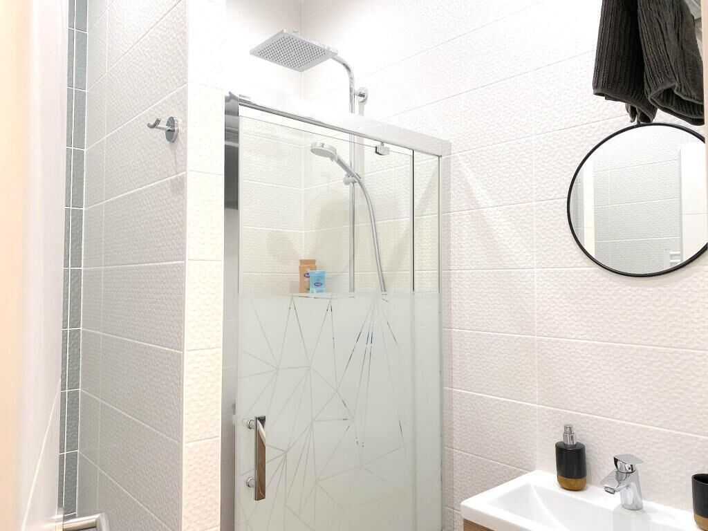 Douche, sèche-cheveux, serviettes fournies