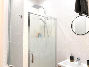 Suihku, hiustenkuivaaja, pyyhkeet