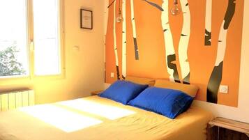 Een bureau, een strijkplank/strijkijzer, reisbedje, gratis wifi