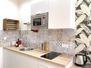 Frigorífico, microondas, horno y placa de cocina