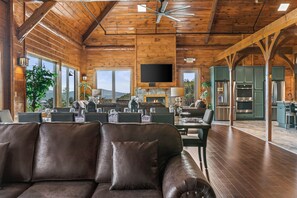 Smart TV, chimenea, videojuegos, reproductor de DVD