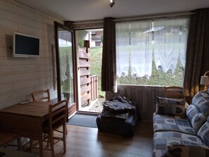 TV - Cozy Studio for 3 with Terrace, Parking, and Ski Storage in Crest-Voland (Crest-Voland)