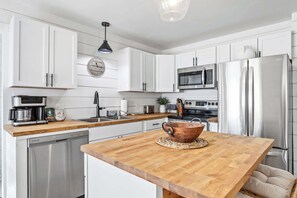 Fridge, microwave, oven, stovetop - New! City Lights Escape in Ellsworth! (Ellsworth)