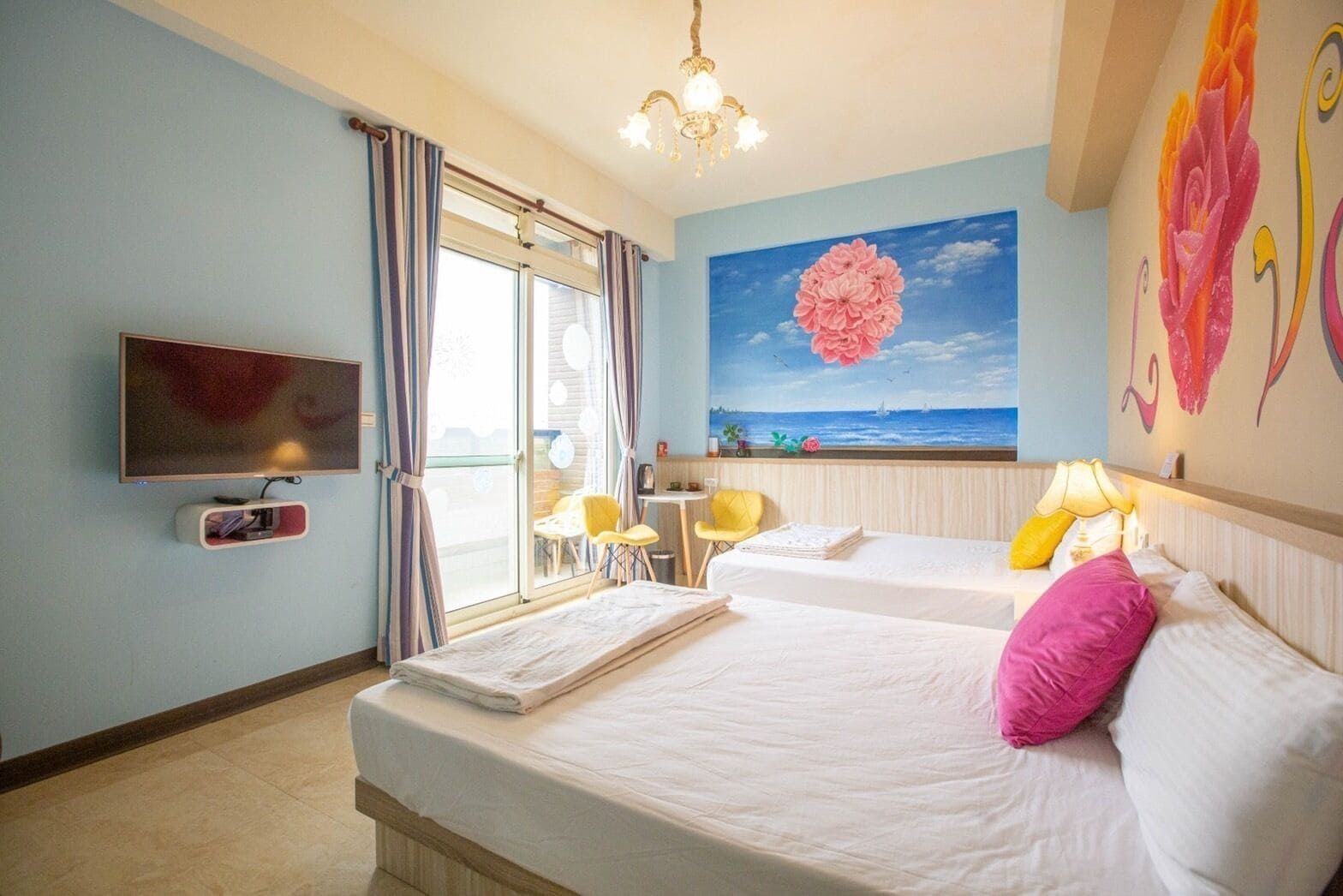 Minibar con artículos gratuitos y decoración individual