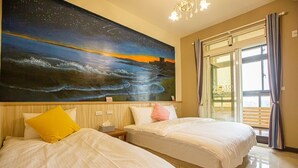 Habitación de hotel con dos camas, un mural del cielo nocturno, una araña y un balcón con cortinas.