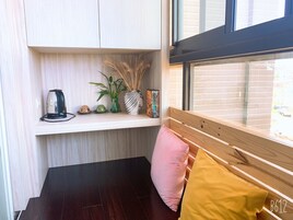 Minibar con artículos gratuitos y decoración personalizada