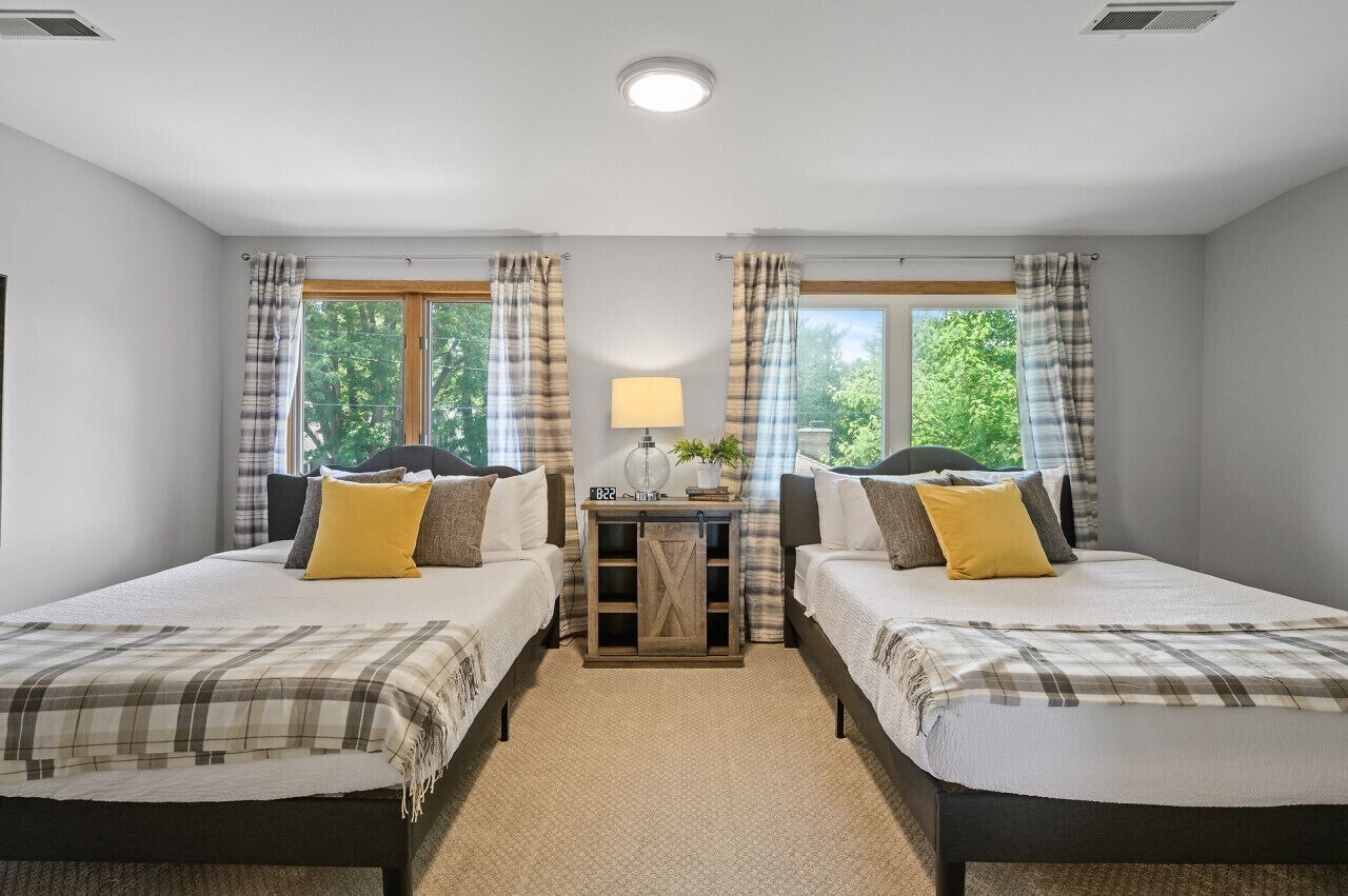 6 habitaciones, escritorio y tabla de planchar con plancha 