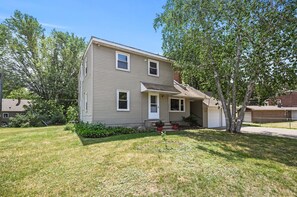 Exterior - 6BR Home w public Lake Access 1.8miles 2 DT Wayzata, enjoy the lake year round! (Wayzata)