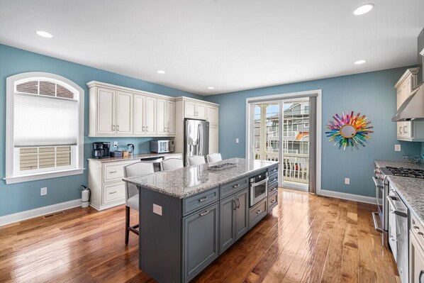 Kühlschrank, Mikrowelle, Herdplatte, Geschirrspüler