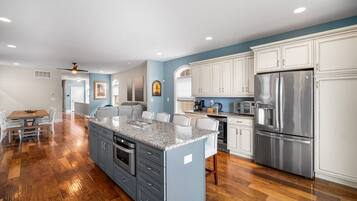 Kühlschrank, Mikrowelle, Herdplatte, Geschirrspüler