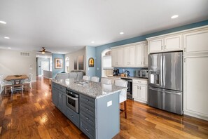 Een koelkast, een magnetron, een kookplaat, een vaatwasser