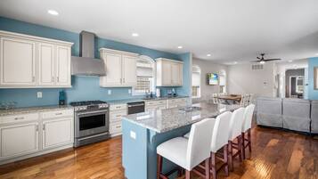 Kühlschrank, Mikrowelle, Herdplatte, Geschirrspüler