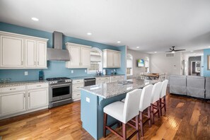 Kühlschrank, Mikrowelle, Herdplatte, Geschirrspüler