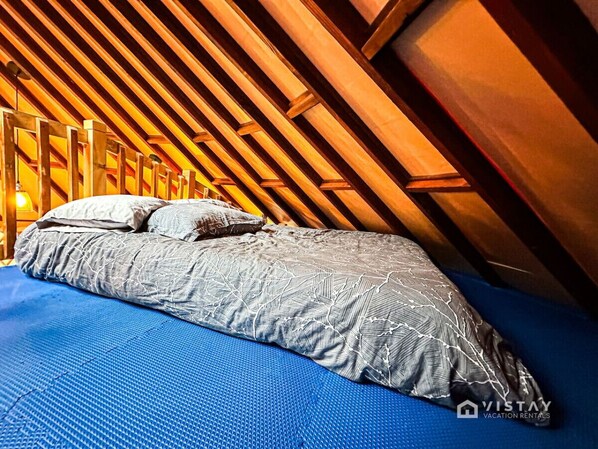 2 bedrooms, desk, WiFi, bed sheets