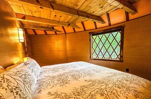 2 bedrooms, desk, WiFi, bed sheets