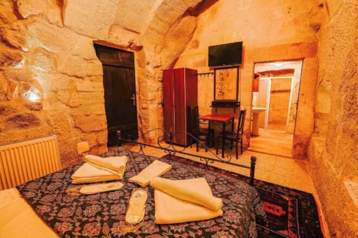 1 bedroom, Egyptian cotton sheets, premium bedding, down duvets