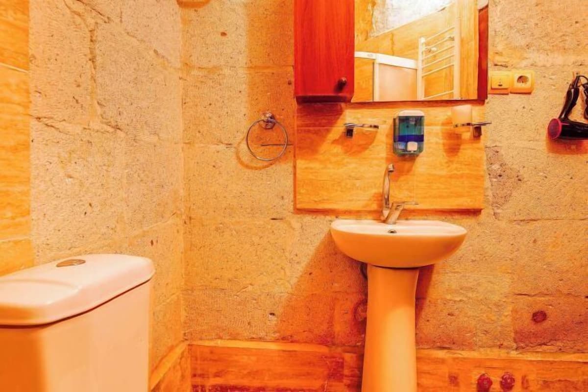 Phòng tắm | Buồng tắm vòi sen, vòi sen phun mưa, máy sấy tóc, dép đi trong nhà
