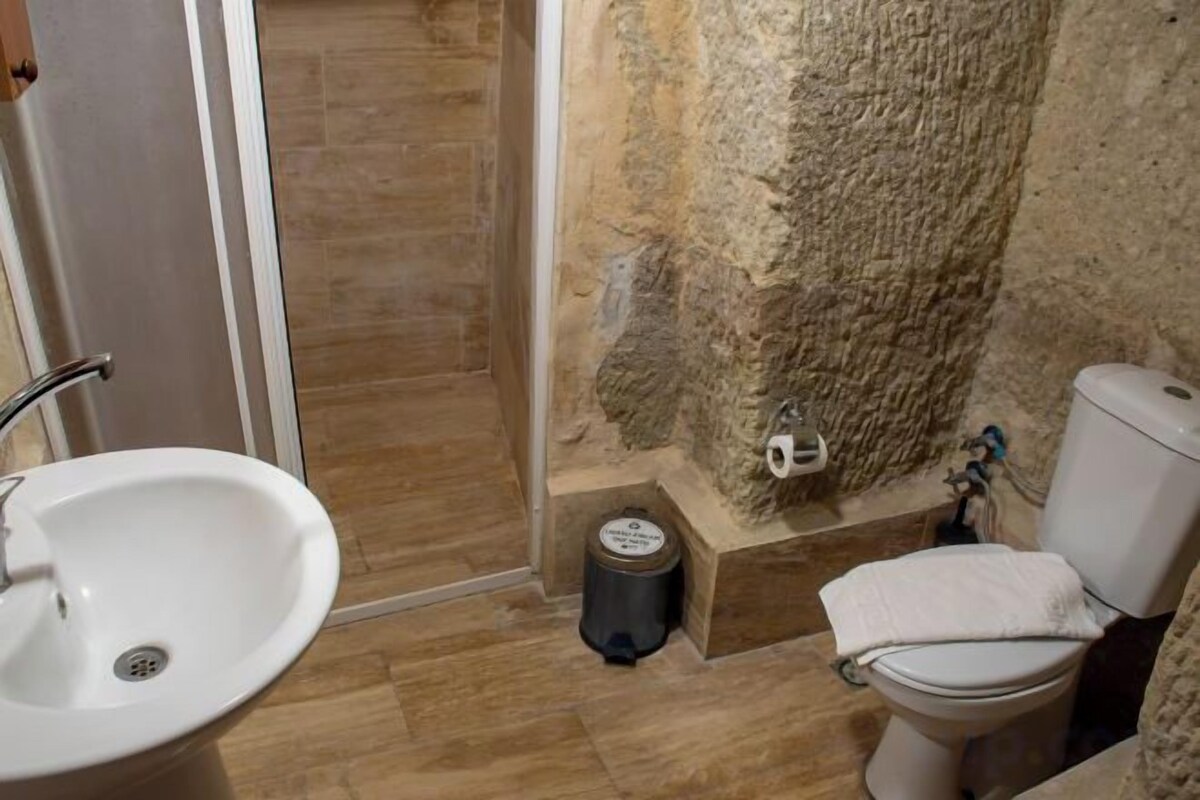 Badezimmer | Dusche, Regendusche, Haartrockner, Hausschuhe