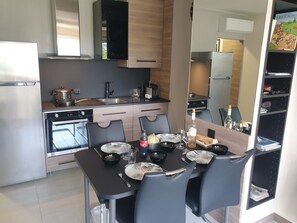 Kühlschrank, Mikrowelle, Ofen, Herdplatte