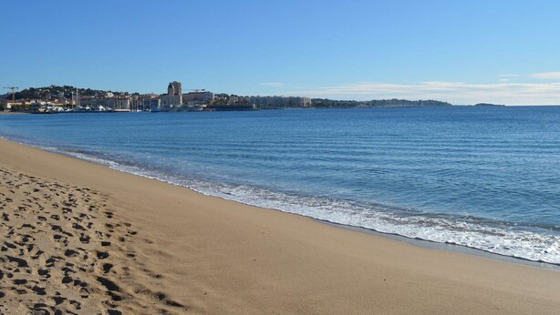A beach with a clear view of the shoreline, a sandy beach, and a cityscape in the background. - Beachside Studio with Terrace, A/C, Parking - Sleeps 4 in Fréjus (Fréjus)