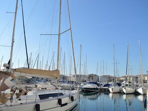 Marina - Beachside Studio with Terrace, A/C, Parking - Sleeps 4 in Fréjus (Fréjus)