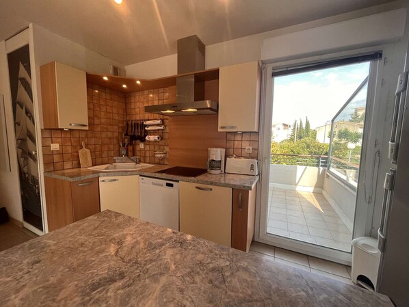 Fridge, microwave, oven, stovetop