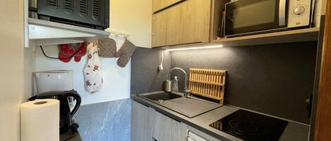 Een microgolfoven, een koffiezetapparaat/waterkoker, een broodrooster