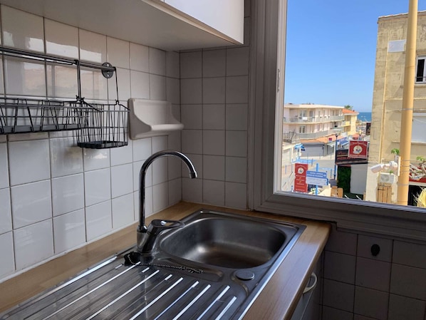 Refrigerador, microondas y cafetera y tetera 