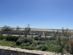 Beach nearby - Renovated Apt Close to Beach & Shops, Parking Included, Sleeps 4 (Fleury-Saint-Pierre-la-Mer)