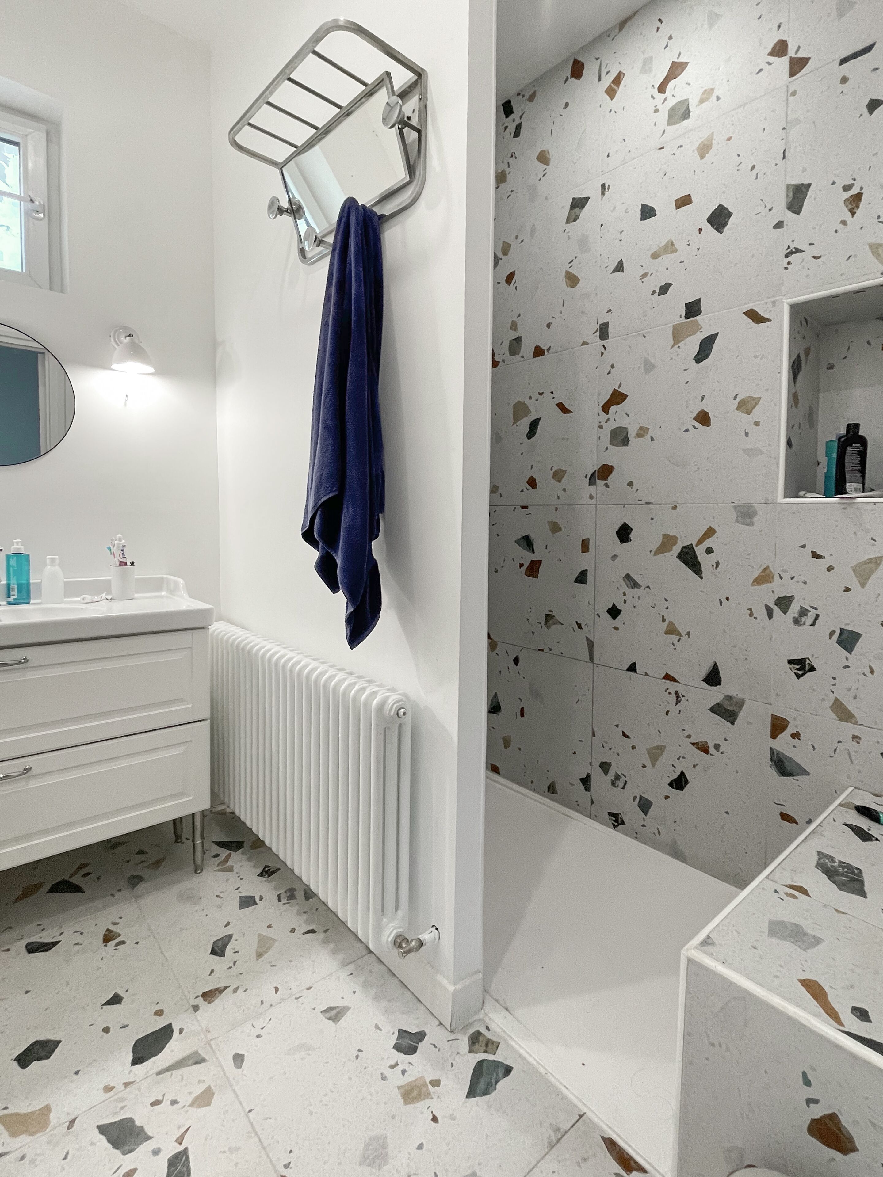 Douche, sèche-cheveux, serviettes fournies, savon