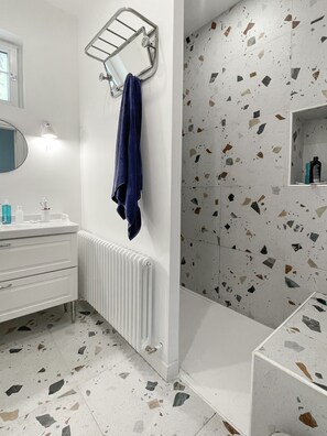 Douche, sèche-cheveux, serviettes fournies, savon