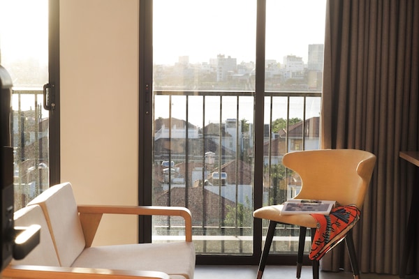 Studio Romantique | Coin séjour | TV connectée de 32 pouces avec chaßnes par cùble, télévision