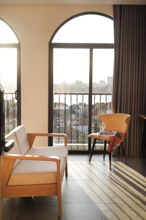 Studio romantique | Aire de séjour | Téléviseur connecté de 32 po avec télévision par câble, téléviseur