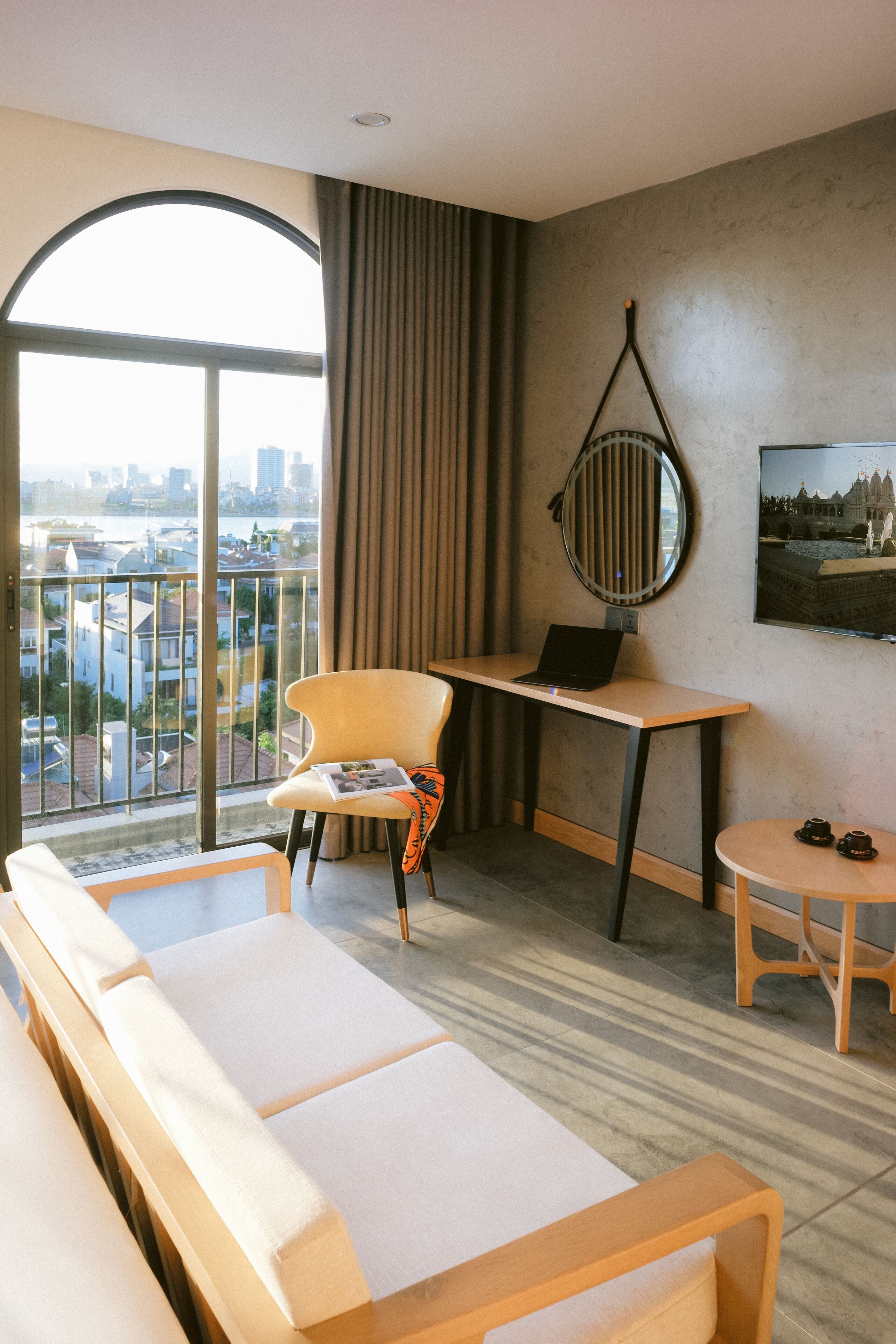 로맨틱 스튜디오 | 거실 공간 | 케이블 채널 시청이 가능한 32인치 스마트 TV, TV, 프린터