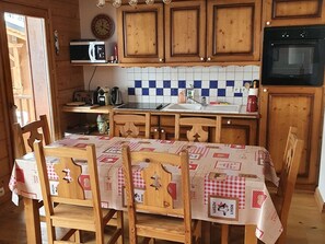 Een oven, een vaatwasser, een koffiezetapparaat/waterkoker