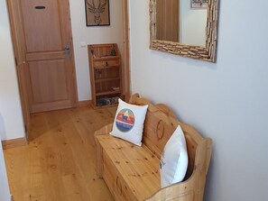 Interior - Spacious 6-Person Apartment with Pool, Balcony, and Parking (Crest-Voland)