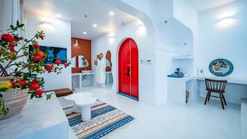 Family Suite | Minibar, desk, free WiFi, bed sheets