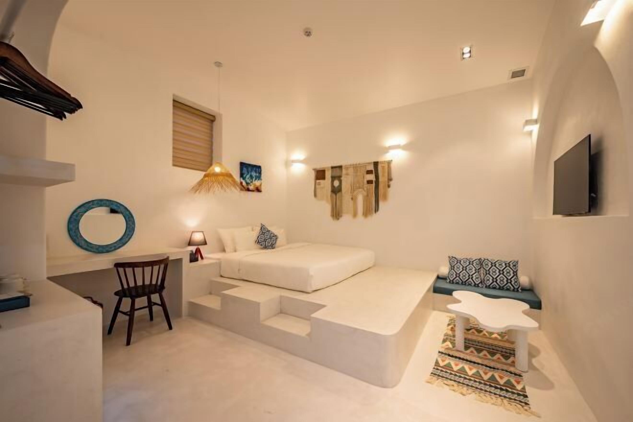 Minibar, desk, free WiFi, bed sheets