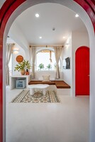 Minibar, escritorio, wifi gratis y ropa de cama